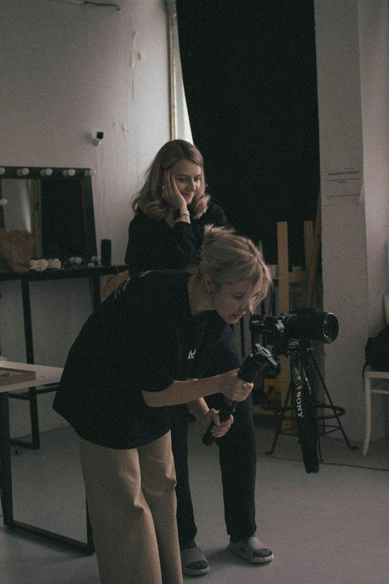 L’importance de la lumière en production vidéo : créer l’ambiance juste